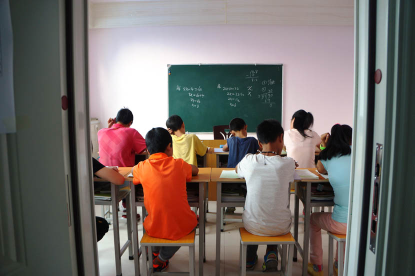 Sixth graders at Linfen Red Ribbon School during a math class, Shanxi province, Aug. 31, 2016. Fan Yiying/Sixth Tone