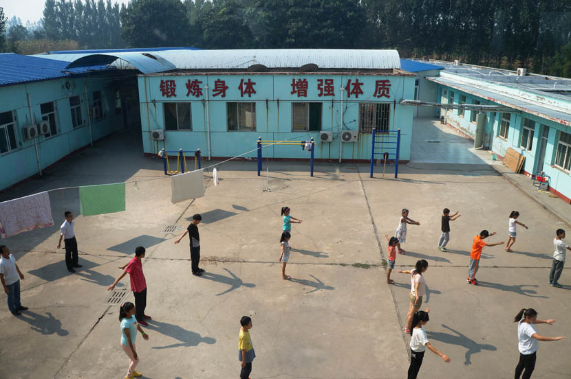 Students do morning exercises at Linfen Red Ribbon School, Shanxi province, Aug. 31, 2016. Fan Yiying/Sixth Tone