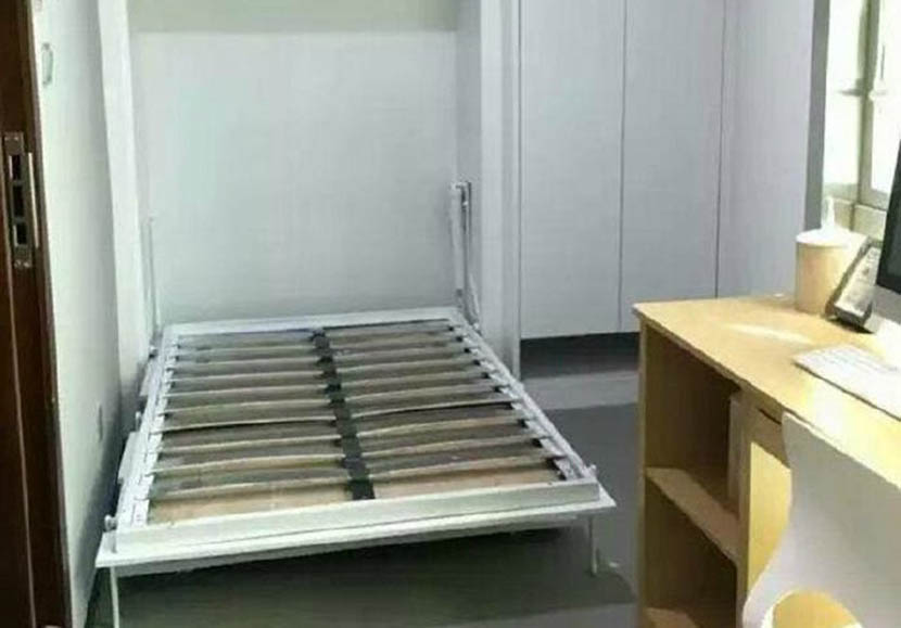 The bed can be folded into a closet during the day to maximize living space. @xinhuawang from Weibo