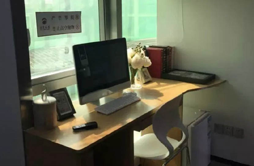 A computer desk in the approximately 6-square-meter apartment. @xinhuawang from Weibo
