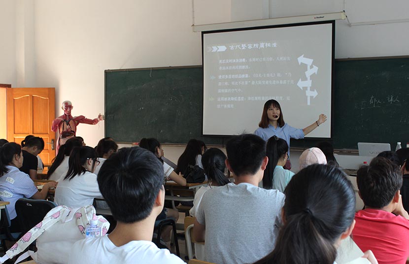 An instructor gives a presentation on embalming at the department of funeral services at Changsha Social Work College, Hunan province, Sept. 21, 2016. Cai Yiwen/Sixth Tone