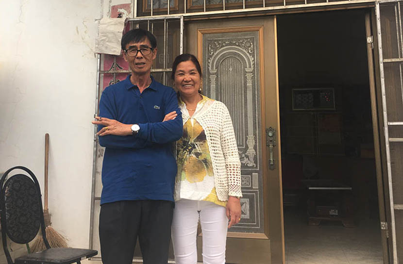 Wang Guoyan and his wife pose for a photo in front of their house in Huaitang Village, Anhui province, Sept. 6, 2016. Ni Dandan/Sixth Tone