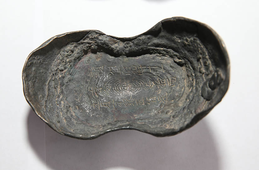 A silver artifact found in a riverbed in Jiangkou Township, Meishan, Sichuan province, Jan. 6, 2016. Zhang Zhongping/VCG