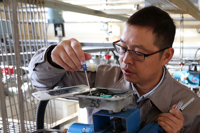 Xiong Xianchao at his lab, 2016. Courtesy of Bei Fang