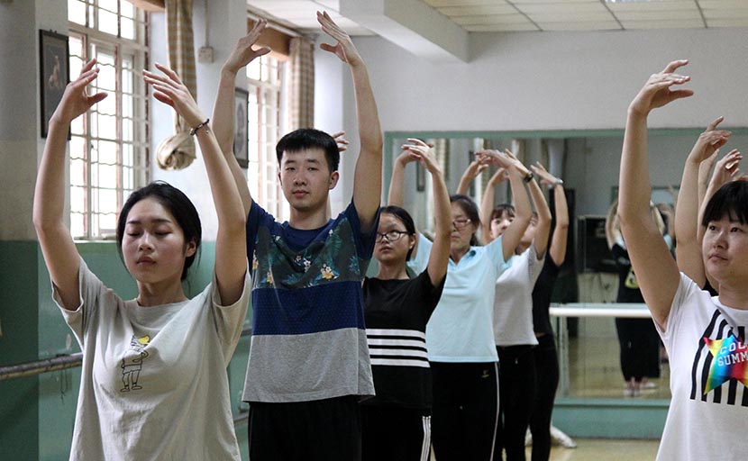 A male student practices ballet at Zhengzhou Preschool Education College, Henan province, May 12, 2016. VCG
