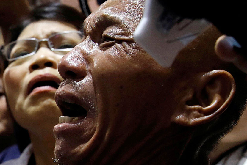 Shen Jui-chang, chief engineer of the Naham 3, cries with his wife at the airport after being freed from Somali pirates, Taoyuan, Taiwan, Oct. 26, 2016. The crew were held hostage for more than four years. Tyrone Siu/Reuters