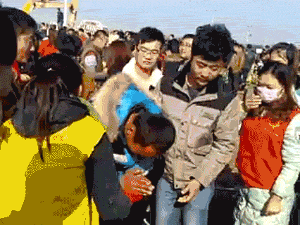 The boy’s father bows and kneels down to thank people who take part in the rescue.