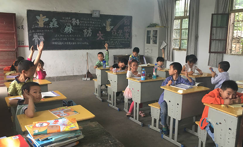 Students participate during class at the primary school in Huaitang Village, Anhui province, Sept. 6, 2016. Ni Dandan/Sixth Tone