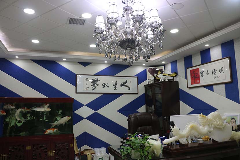 Gifts from his fans adorn the inside of Yu Li’s office in Gongzhuling, Jilin province, Nov. 9, 2016. Yin Yijun/Sixth Tone