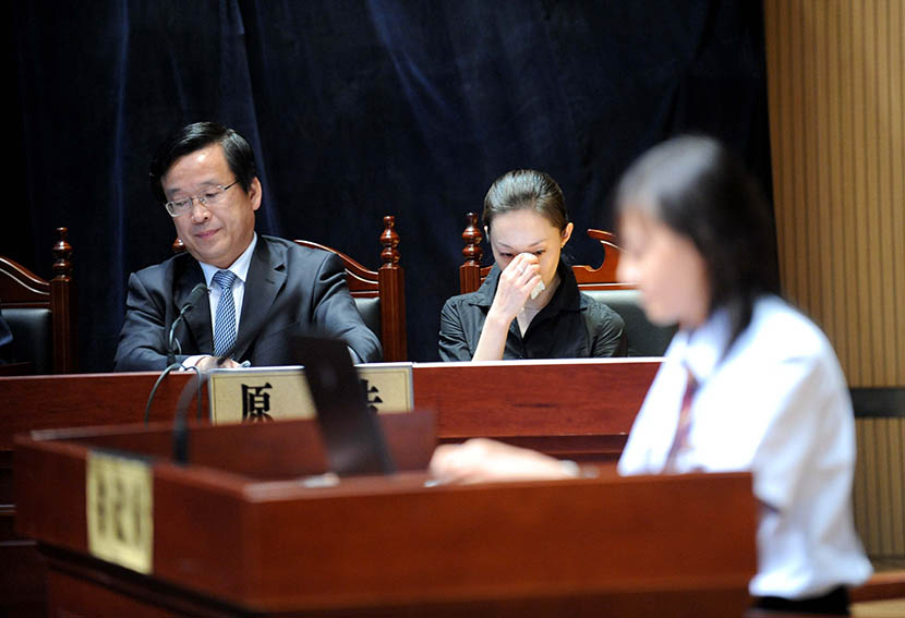 Hou Yaowen’s daughter weeps in court, June 4, 2010. Hou’s brother and two daughters became embroiled in an inheritance dispute that took years to resolve. Ouyang Xiaofei/VCG