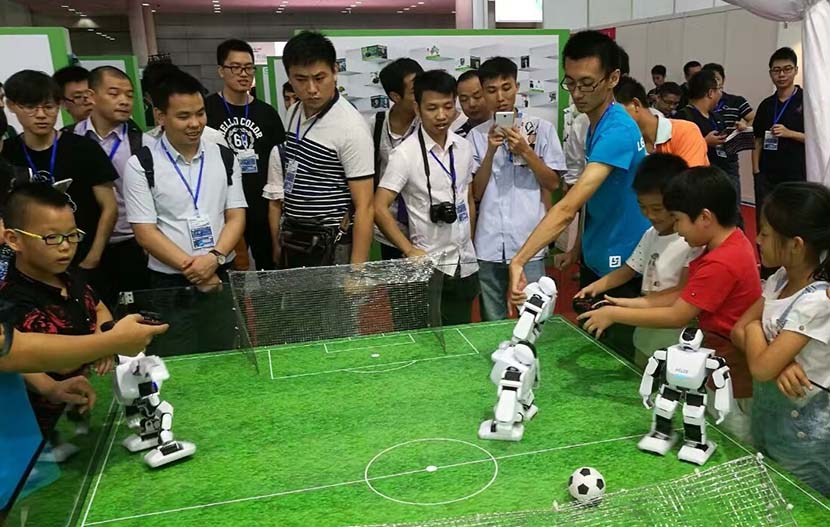 Children play with Aelos robots at the Shenzhen Convention and Exhibition Center, Guangdong province, August 2016. From Leju’s official Weibo account