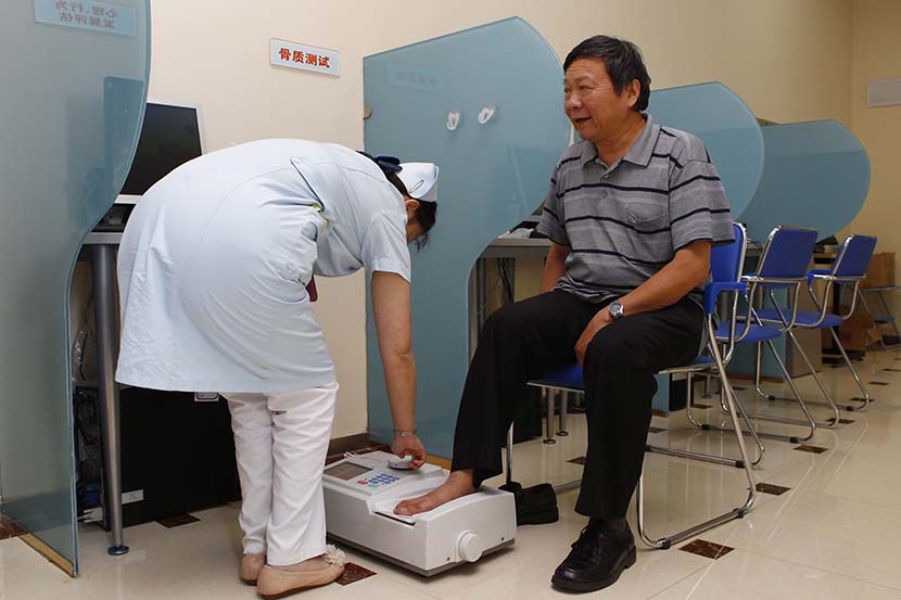 A patient receives treatment for osteoporosis at a community health service center in Pudong District, Shanghai, Sept. 26, 2012. Wang Chen/Sixth Tone