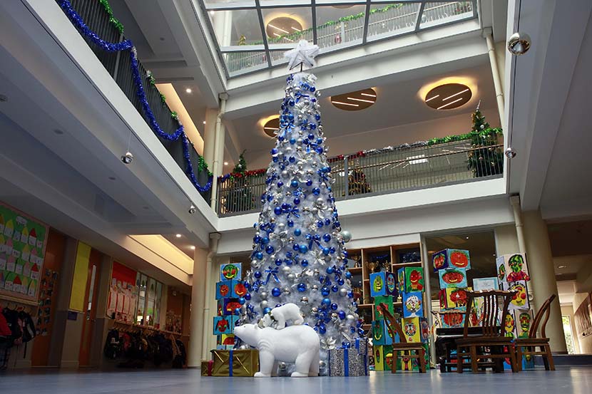 Holiday decorations at Shanghai United International School, Dec. 1, 2015. Yong Kai/Sixth Tone