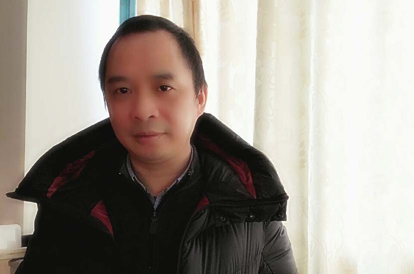 Dr. Ren Liming poses for a photo wearing a coat worth over 10,000 yuan. @chengduxiashuidao from Weibo