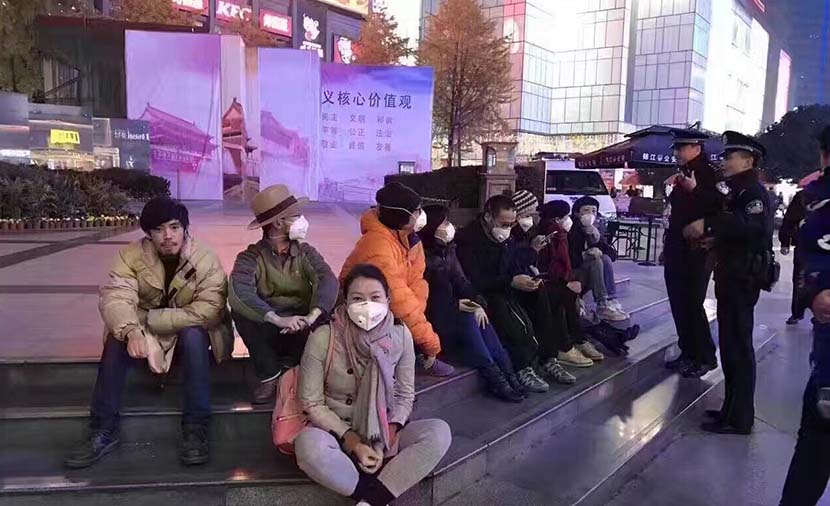 A group of artists protest pollution levels by wearing smog masks and sitting on the stairs of a plaza in Chengdu, Sichuan province, Dec. 11, 2016. From Weibo