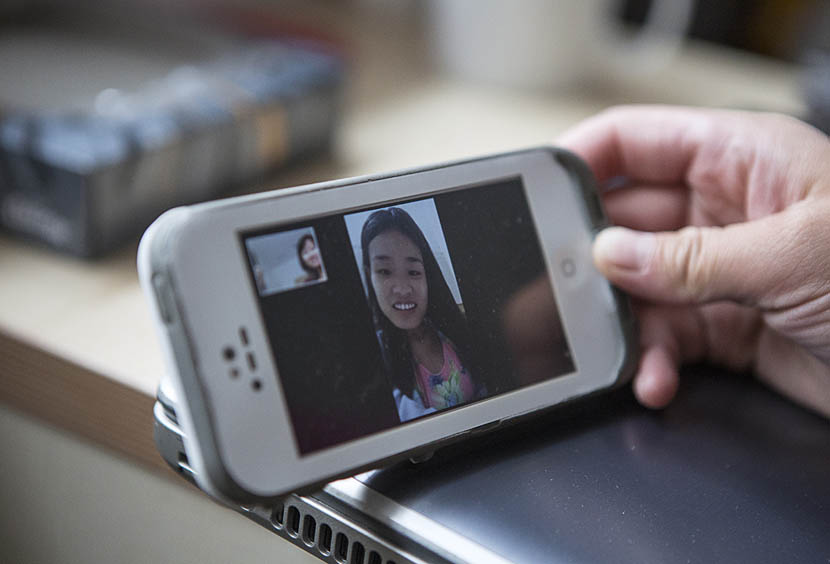 Chen Minghua chats with her friend Chen Chunchun during a video call from her dorm room in London, June 7, 2016. Zhang Lijie for Sixth Tone