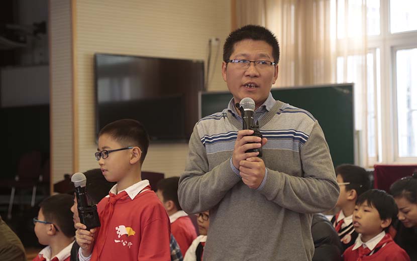 The father of a fifth-grade boy shares stories of his son at Zhabei No. 3 Central Primary School, Shanghai, Dec. 7, 2016. Li You/Sixth Tone