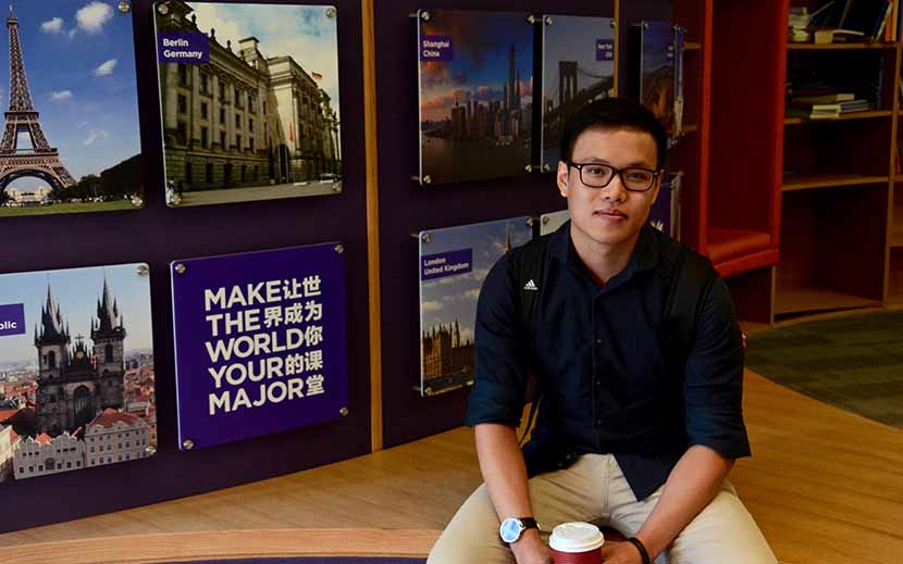 Michael Lukiman sits in the student lounge he helped design on New York University’s Shanghai campus, September 2016. Li Sizhe for Sixth Tone