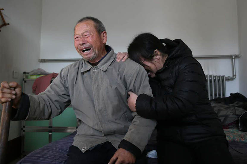 Nie Shubin’s father and elder sister cry after hearing that the Supreme People’s Court ruled Nie innocent, Niezhuang Village, Shijiazhuang, Hebei province, Dec. 2, 2016. Xie Kuangshi/Sixth Tone