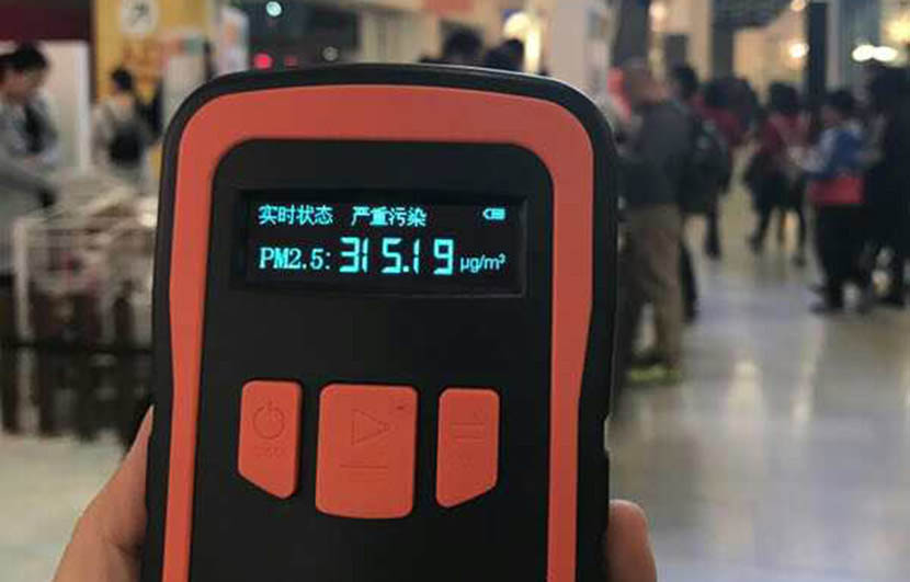 Tian Tian’s PM 2.5 detector reads 315.19 inside a shopping center in Beijing, Dec. 18, 2016. Courtesy of Tian Tian