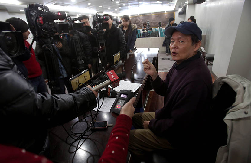 A man receives interview questions following the court’s decision that Bayer must pay compensation after his mother, who took part in one of Bayer’s clinical trials, suffered from a shock, Beijing, Feb. 21, 2013. Ouyang Xiaofei/VCG
