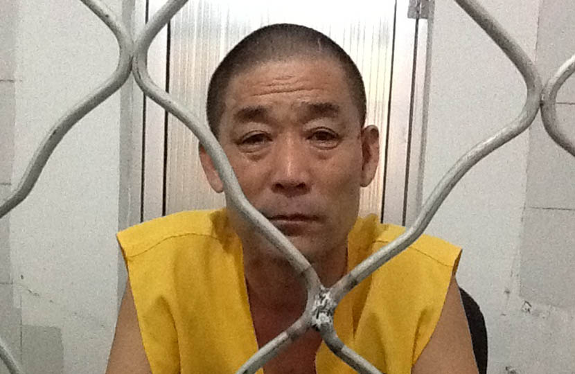 Ding Hanzhong sits in a jail cell. @gongxiangdonglushi from Weibo