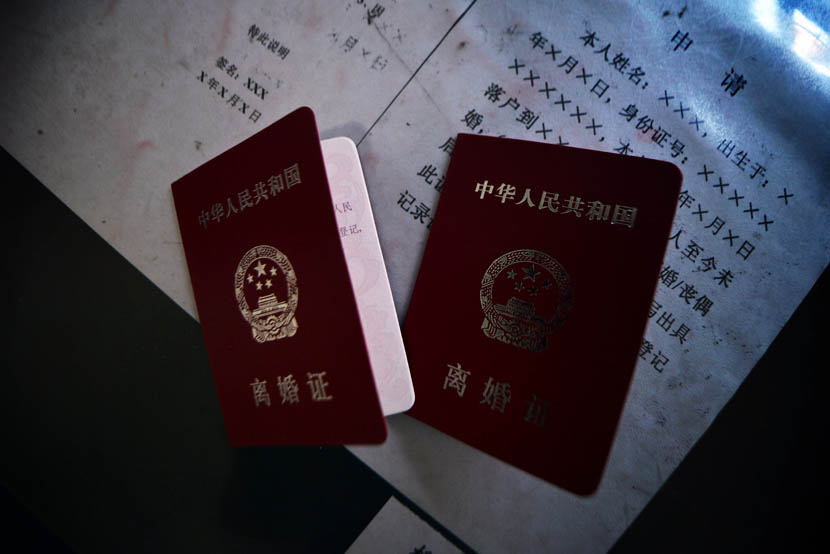 Two divorce certificates lie on a table at a civil affairs bureau in Shijiazhuang, Hebei province, April 18, 2014. VCG