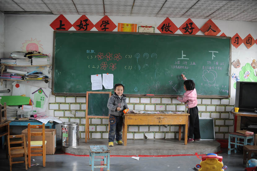 A girl writes on the blackboard in a classroom at the Tongxin Experimental Primary School, Beijing, April 20, 2012. VCG