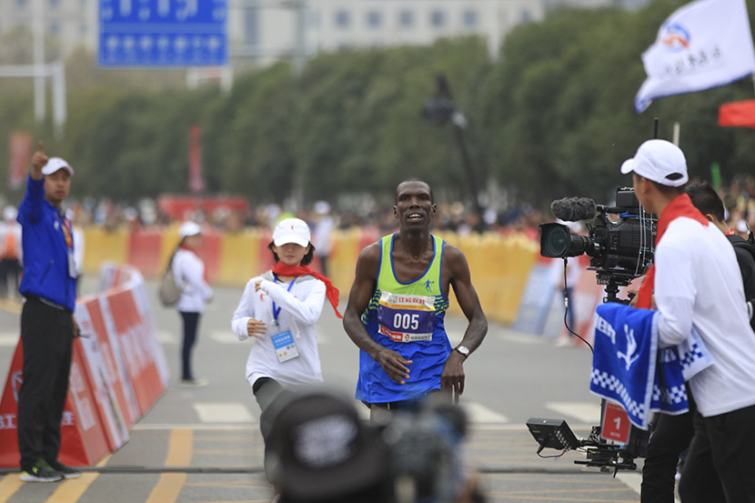 Thomas Ekriu won first place in the inaugural Nanchang International Marathon, Nanchang, Jiangxi province, Nov. 20, 2016. Li Long/VCG