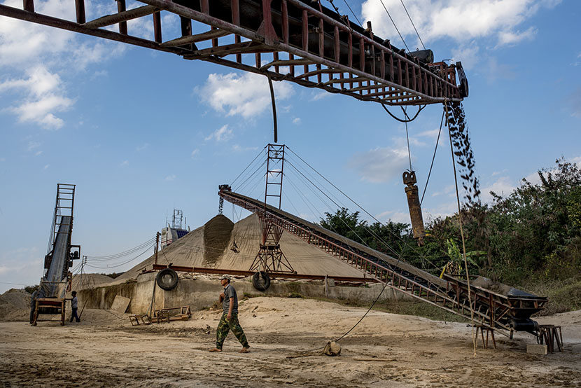 Conveyor belts move sand from the dredges to the shore for drying, Simaogang, Yunnan province, Jan. 29, 2016. Luc Forsyth for Sixth Tone