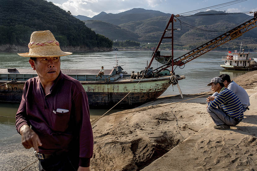 Sand dredgers on the shore of the Mekong River in Simaogang, Yunnan province, Jan. 29, 2016. Luc Forsyth for Sixth Tone