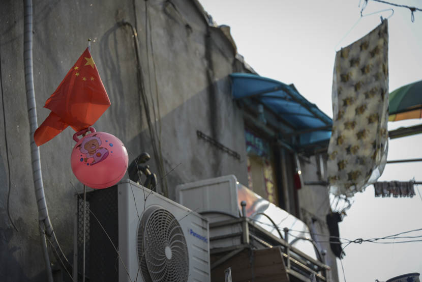 A Chinese flag is attached to a children’s toy outside a residence in Zhayin Village, Shanghai, Jan. 25, 2017. Beatrice Di Caro/Sixth Tone