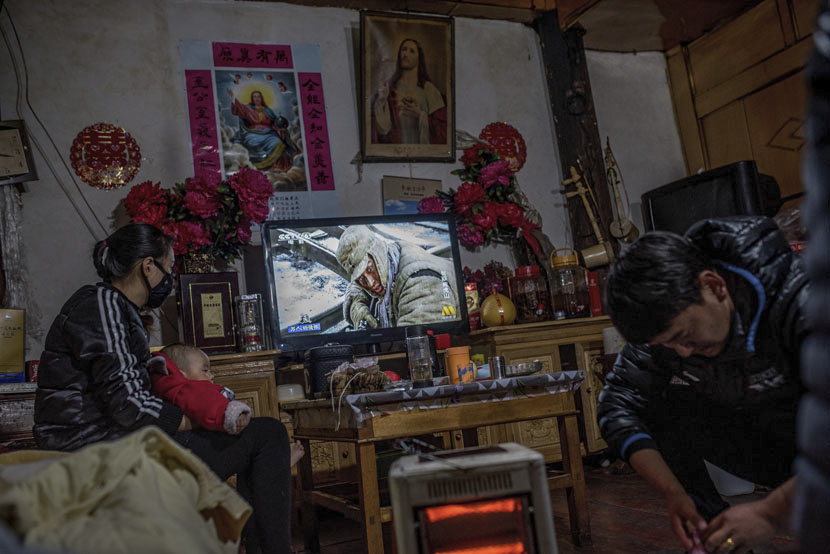 A Tibetan family in their living room in Cizhong, Yunnan province, Feb. 12, 2016. Luc Forsyth for Sixth Tone