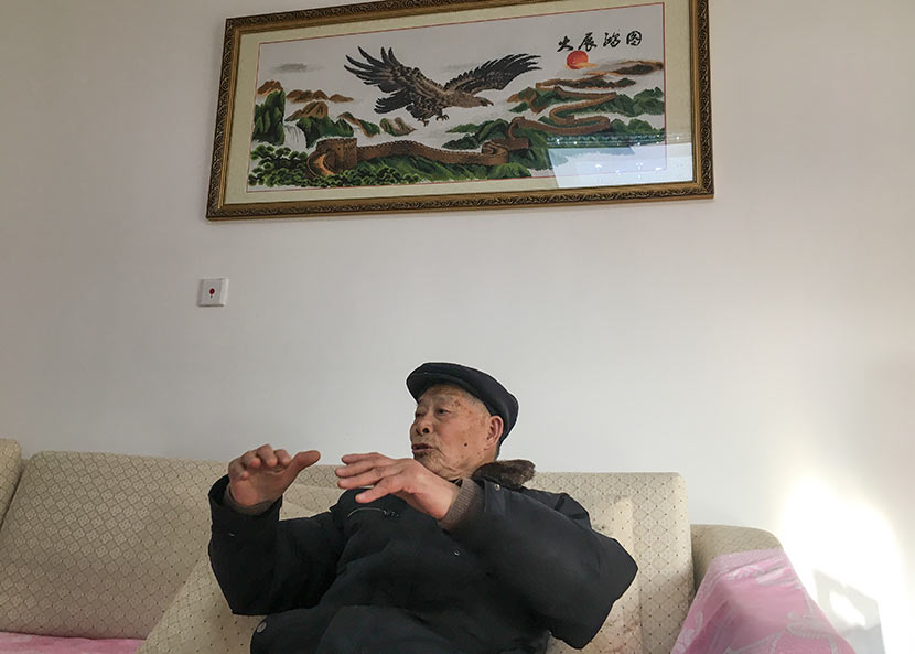 Jin Renzu, 80, talks about his experience relocating from rural Xinqiao Village to his new suburban home on Chongming Island, Shanghai, Jan. 28, 2017. Ni Dandan/Sixth Tone