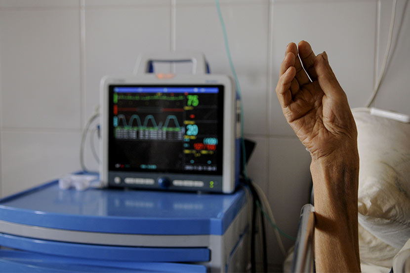 A person with AIDS receives treatment at a hospital in Kunming, Yunnan province, Nov. 20, 2010. Zhang Yongqiang/VCG