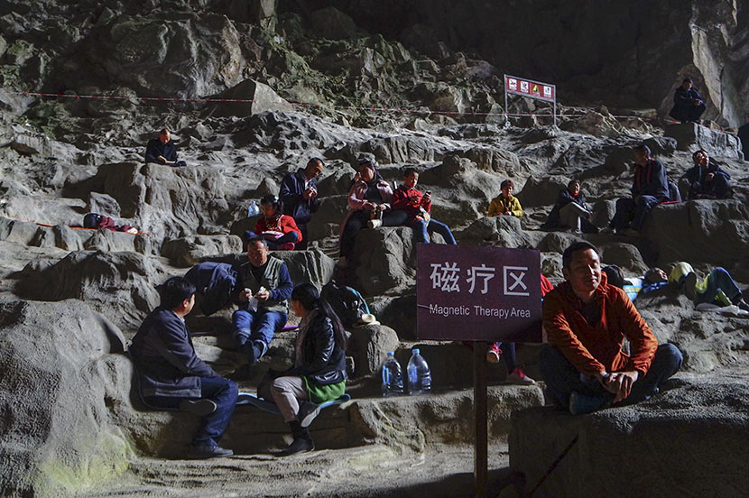 Tourists sit and chat inside Baimo Cave to receive geomagnetic therapy in Bama County, Guangxi Zhuang Autonomous Region, Feb. 1, 2017. Fan Yiying/Sixth Tone