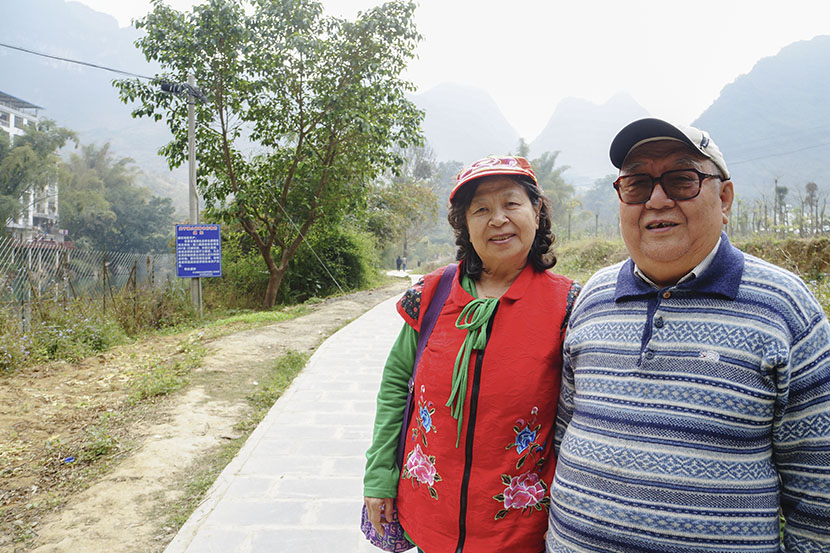 Zhang Yufeng and her husband pose for a photo in Bama County, Guangxi Zhuang Autonomous Region, Feb. 1, 2017. Fan Yiying/Sixth Tone