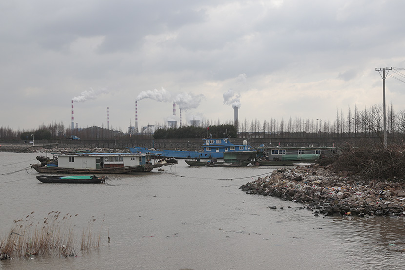 Boats moored in the Yangtze River near Taicang, Jiangsu province, Dec. 27, 2016. Li You/Sixth Tone