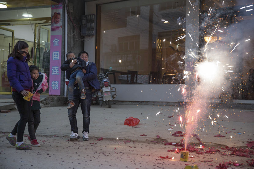 Lü Tong and her family watch firecrackers go off in Xiangshuitan Township, Jiangxi province, Feb. 11, 2017. Chen Ronghui/Sixth Tone