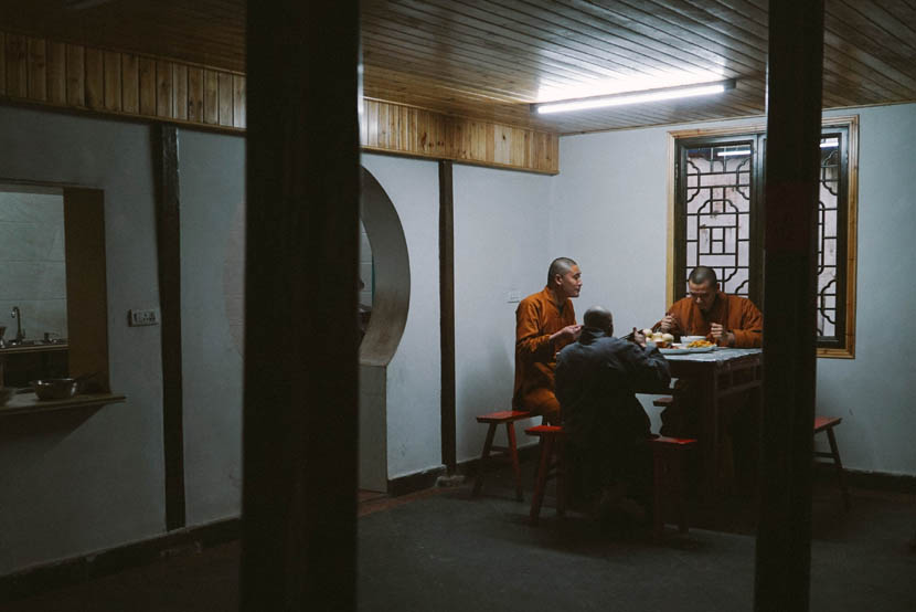 Shi Mengxin eats a meal with fellow monks at Pu’an Temple in Wenzhou, Zhejiang province, Feb. 21, 2017. Wu Yue/Sixth Tone
