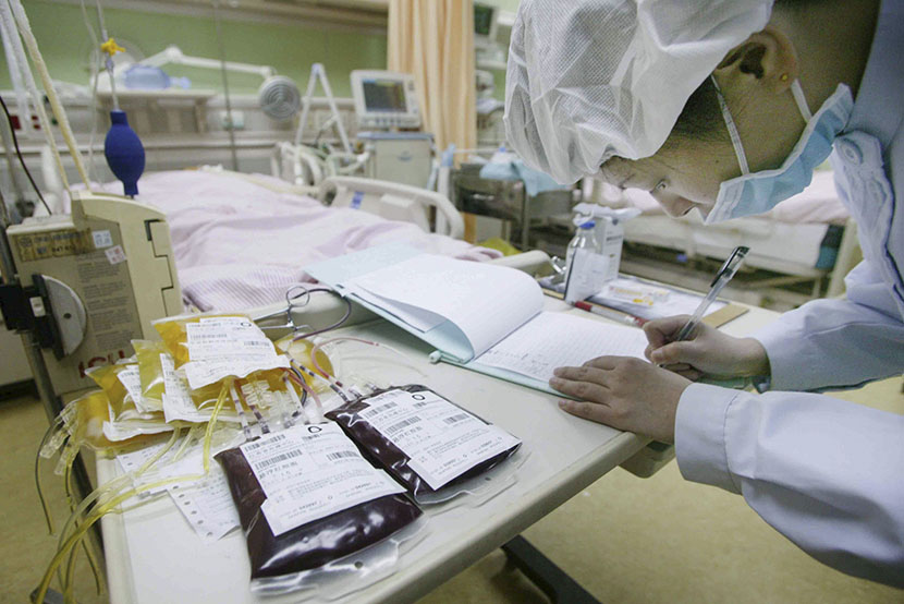 Medical staff prepare to do a blood transfusion for an Rh negative patient in Nanjing, Jiangsu province, July 15, 2007. IC