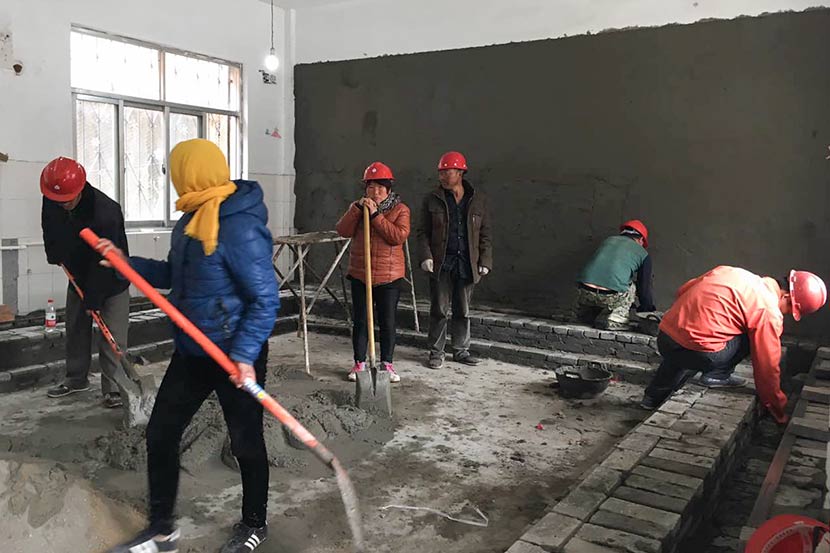 Workers construct a bathroom at No. 3 Experimental Primary School in Puyang, Henan province, March 23, 2017. Zhou Na/Sixth Tone