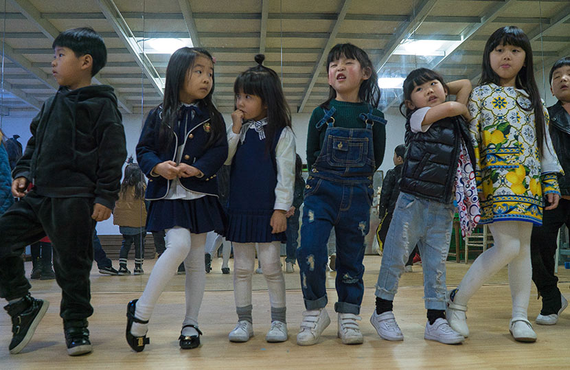 Children learn to pose for the camera during a child modeling class in Hangzhou, Zhejiang province, March 12, 2017. Wu Yue/Sixth Tone