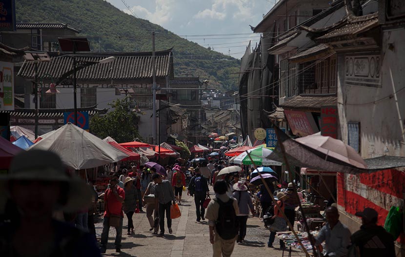 A view of a thoroughfare in Dali Old Town, Yunnan province, Oct. 4, 2014. Liu Jianping for Sixth Tone