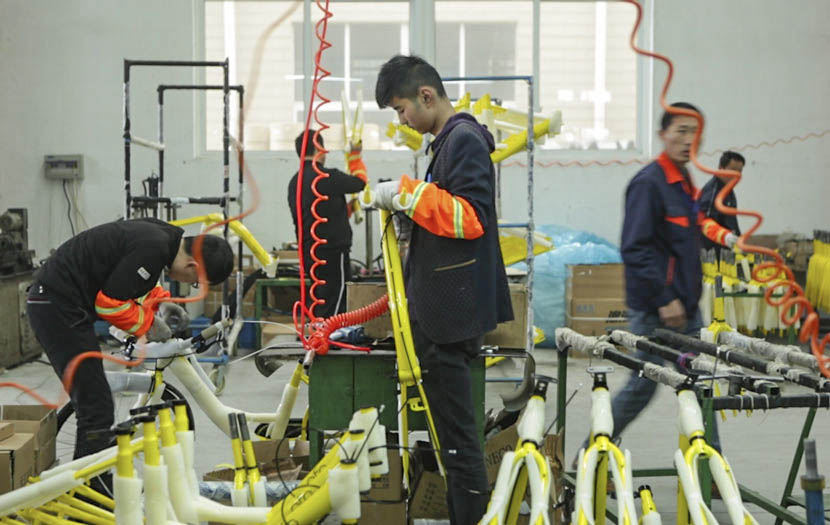 Workers assemble bicycles at a Phoenix bicycle factory in Danyang, Jiangsu province, March 30, 2017. Zhong Changqian/Sixth Tone