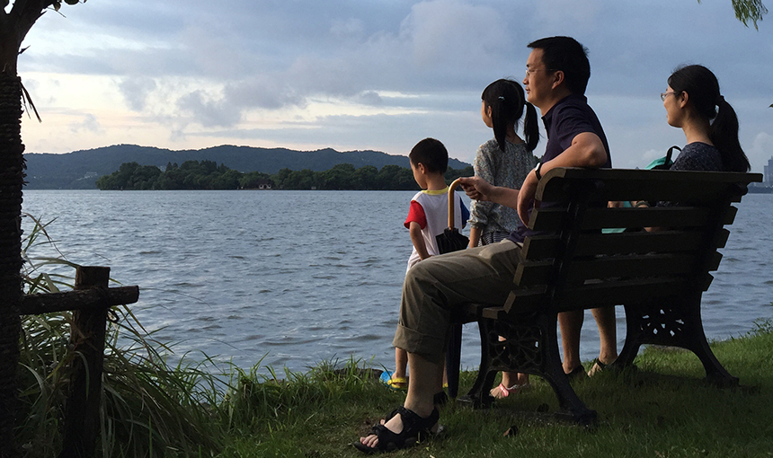 Huang Congcong and her family enjoy a lakeside view in Hangzhou, Aug. 24, 2015. Sarah O’Meara/Sixth Tone