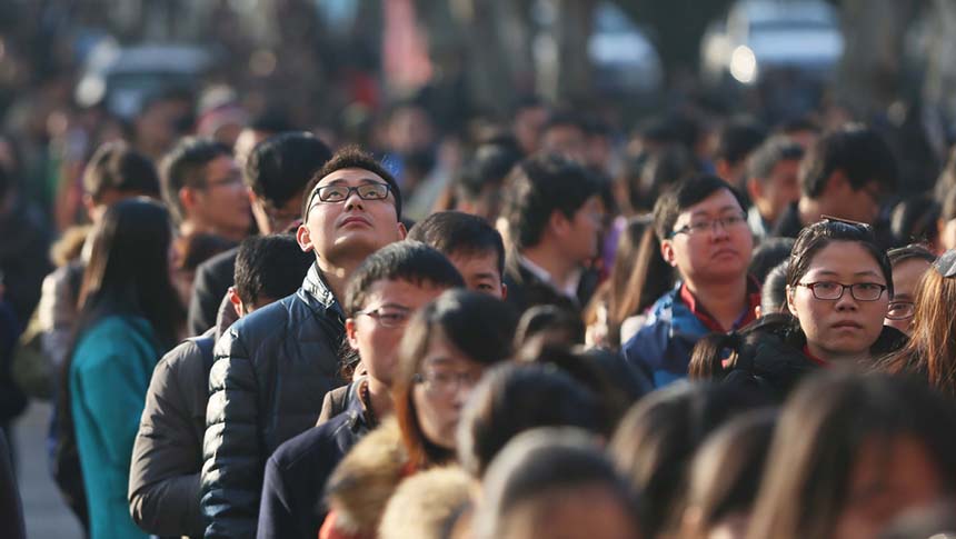 Students wait to take the civil service examination in a test center of Hefei University of Technology, Nov. 29, 2015. Niu Zai/IC
