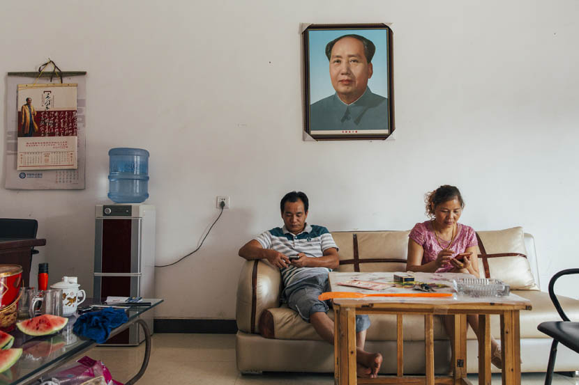 Liu Bing and his wife Ou Yang handle online orders at their home in Shaoshan, Sept. 16, 2015. Xu Xiaolin/Sixth Tone