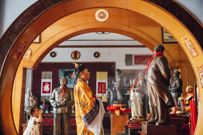 Tian Haiming performs a Taoist ritual to honor Chairman Mao in Shaoshan, Sept. 16, 2015. Xu Xiaolin/Sixth Tone