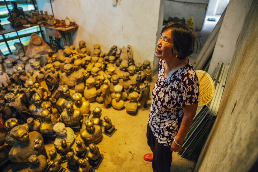 Yang Zhihua stands in a warehouse full of Mao statues in Shaoshan, Sept. 16, 2015. Xu Xiaolin/Sixth Tone